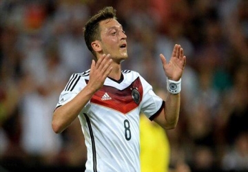 Özil : "Cristiano Ronaldo, un génie"