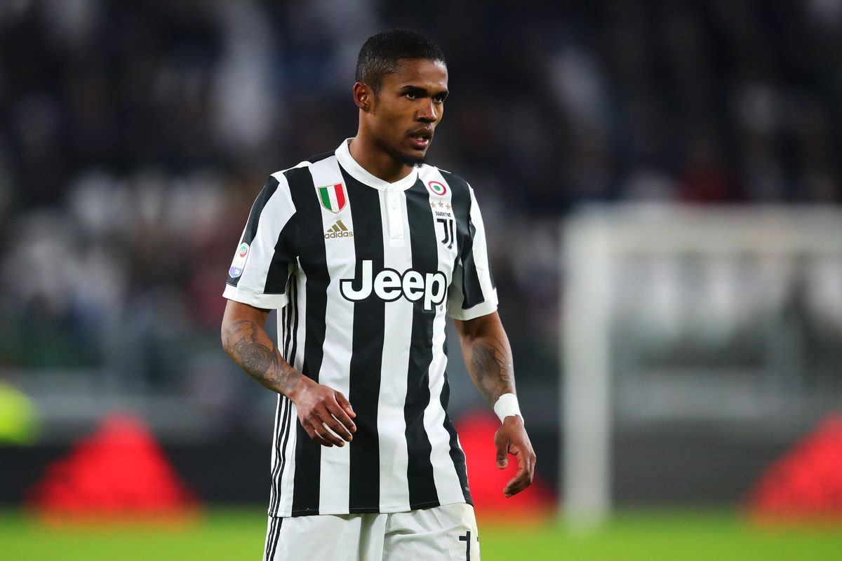 Manchester United suit Douglas Costa