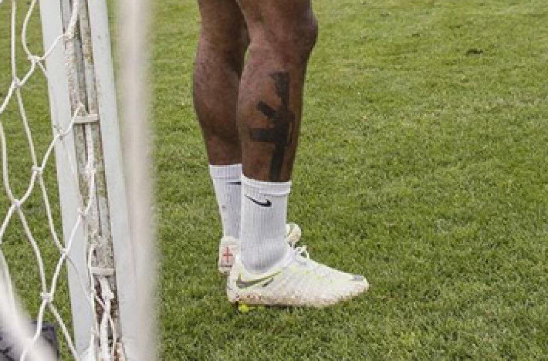 Raheem Sterling justifie son tatouage !